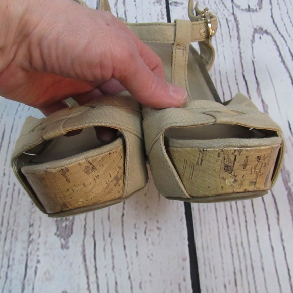 G by Guess tan fabric & cork t-strap sandals - Picture 5 of 7